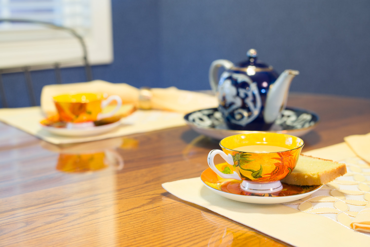 living room table tea cups